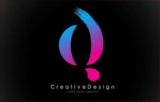 diseño de logotipo de letra q con trazo de pincel púrpura rosa creativo. vector