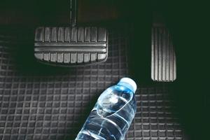 botella de agua con frenos. tenga cuidado con los accidentes mientras conduce. foto