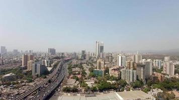 horizon visie van een stad met wolkenkrabbers, viaducten, metro spoorwegen en blauw lucht in een hoog hoek schot. video