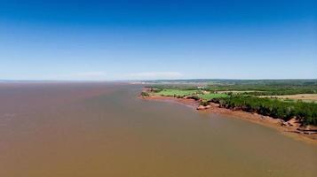 La bahía de Fundy con lecho marino visible cerca de Burnt Coat Head, Nueva Escocia foto