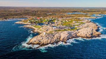 faro y vista aérea del pueblo pesquero - peggy's cove, nova scotia, canadá foto