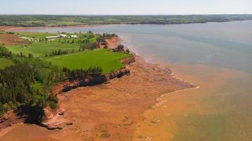 vista de cerca del lecho marino visible cerca de la bahía de fundy, nueva escocia, canadá foto