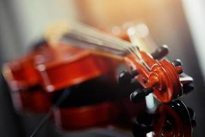 violín de madera vintage de enfoque suave para música clásica. foto