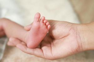 madre y padre cuidan al recién nacido con calidez foto