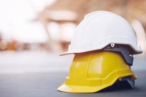 casco de seguridad duro blanco y amarillo foto