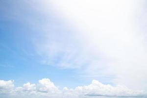 hermoso fondo de cielo azul claro con una pequeña nube blanca en la luz del sol de la mañana. espacio para texto. enfoque suave. foto