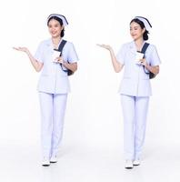 longitud completa 30s 20s mujer asiática enfermera hospital, mostrando la mano vacía de la palma foto