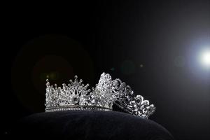 corona de plata de diamantes para el concurso de belleza miss pageant, joyería de tiara de cristal decorada con piedras preciosas y fondo oscuro abstracto sobre tela de terciopelo negro, espacio de copia de fotografía macro para el logotipo de texto foto