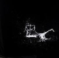 salpicaduras de agua en gotas de aire sobre fondo negro, iluminación de estudio de alta velocidad foto