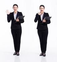 joven de 20 años de longitud completa, mezcla de raza, maestra, estudiante, abogada, wow sorpresa, usa un blazer formal negro y zapatos. Los soportes femeninos de la oficina sienten una sonrisa feliz sobre un fondo blanco aislado foto