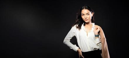 retrato de medio cuerpo de una mujer hermosa asiática con camisa blanca, poses antiguas de moda foto