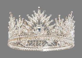 corona de diamantes brillantes de tamaño completo para el concurso de belleza miss queen sobre fondo gris aislado foto