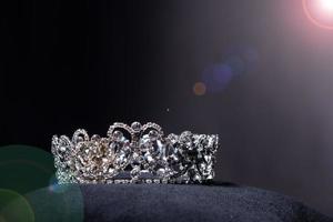 corona de plata de diamantes para el concurso de belleza miss pageant, joyería de tiara de cristal decorada con piedras preciosas y fondo oscuro abstracto sobre tela de terciopelo negro, espacio de copia de fotografía macro para el logotipo de texto foto