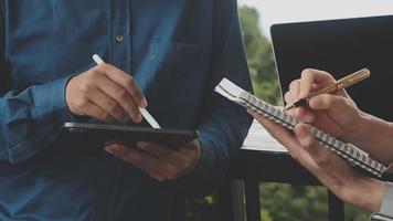 hombre de negocios que trabaja con teléfonos inteligentes, computadoras portátiles y tabletas digitales en la oficina con medios de marketing digital en icono virtual video