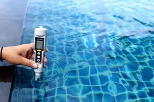 la piscina privada del resort tiene una prueba de mantenimiento de verificación semanal, nivel de sal, para asegurarse de que el agua esté limpia y pueda nadar foto