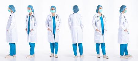 longitud completa de los años 20, joven médico de hospital de raza mixta, vista frontal trasera de 360 grados, uniforme de abrigo de estetoscopio con máscara. Cirujano mujer siente feliz sonrisa sobre fondo blanco aislado foto