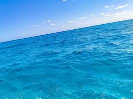 azul turquesa agua olas océano y mar patrón de textura méxico. foto