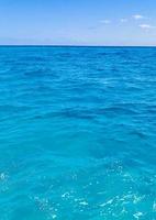 azul turquesa agua olas océano y mar patrón de textura méxico. foto