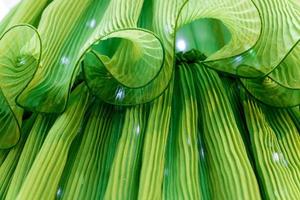 fondo textil verde. tela ondulada esmeralda, telón de fondo ondulado ondulado con focos foto