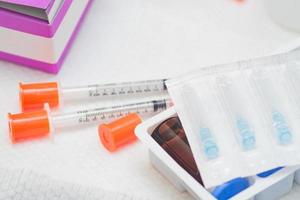 ampollas y jeringas de vidrio para medicamentos. preparación para procedimiento médico o de belleza foto