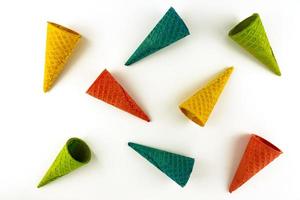 conjunto de varios conos de gofres de helado multicolores brillantes sobre fondo blanco. foto