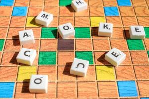 letras de juego de scrabble esparcidas en el campo de juego foto