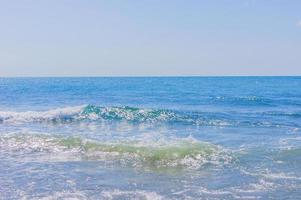 sea vawy horison, hermoso paisaje marino en un día soleado foto