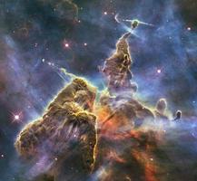 el hubble captura la vista de la montaña mística foto