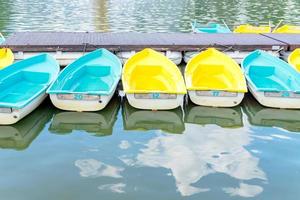 muchos barcos en el muelle. coloridos barcos azules y amarillos flotando en el agua. viajes y recreación foto