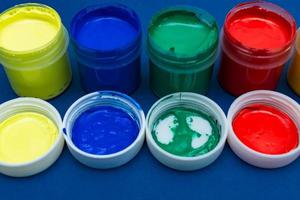 cierre de latas de pintura acrílica multicolor abiertas. foto