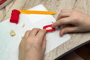 juego de niños con plastilina. plastilina plastilina en clase de niños. desarrollo de la motricidad fina de los dedos. foto