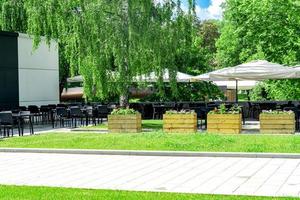 una vista de un área de estar vacante en el patio de una carpa al aire libre para un restaurante local. interior del café de la calle de verano foto