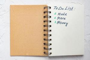 lista de tareas - hacer más monto lista de tareas - hacer más dinero texto escrito en el bloc de notas. cierre el texto escrito en el bloc de notas. foto