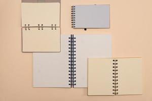 muchos cuadernos abiertos hechos con papel reciclado. plantilla de maqueta de papelería para su diseño. vista desde arriba. endecha plana foto