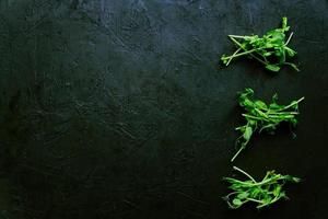 guisantes vegetales microverdes jóvenes. verduras germinadas crudas germinadas a partir de semillas de plantas. vista superior, espacio de copia, fondo de comida. foto