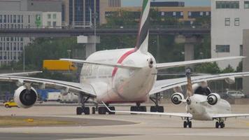 frankfurt am main, alemania 17 de julio de 2017 - aviones de emirates rodando después de aterrizar. El airbus a380 de emirates airlines llegó a frankfurt, alemania video