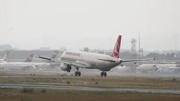 frankfurt am main, alemanha 20 de julho de 2017 - companhias aéreas turcas pousando com fumaça do trem de pouso. momento de tocar o trem de pouso do avião durante o pouso video