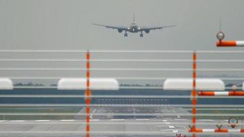 widebody-vliegtuig nadert voordat het landt bij regenachtig weer op de luchthaven van Düsseldorf video