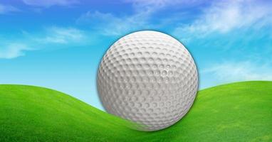 pelota de golf sobre la verde hierba foto