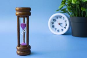 reloj de arena como concepto de paso del tiempo para la fecha límite del negocio y quedarse sin tiempo. foto