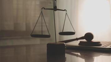 rättvisa och lag koncept.manlig domare i en rättssal med klubban, arbetar med, dator och dockningstangentbord, glasögon, på bordet i morgonljus video