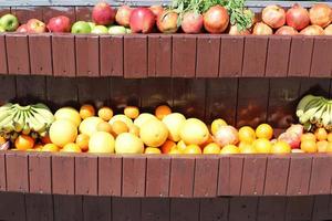 las verduras y frutas se venden en un bazar en israel. foto