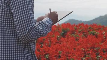 technologie agricole agricultrice tenant une tablette ou une technologie de tablette pour rechercher des données d'analyse de problèmes agricoles et une icône visuelle. video