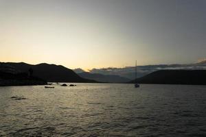 hermosa vista de las montañas en la bahía de kotor en una mañana soleada, montenegro. mar Adriatico. foto