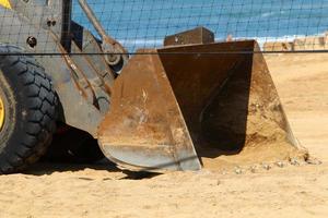 nahariya israel 4 de marzo de 2020. una gran excavadora está trabajando en un sitio de construcción. foto