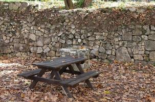 banco para descansar en el parque de la ciudad. foto