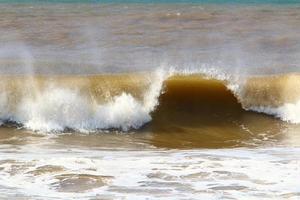 tormenta en el mar mediterráneo en el norte de israel. foto