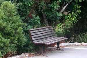 banco para descansar en el parque de la ciudad. foto