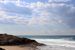 nubes en el cielo sobre el mar mediterráneo. foto