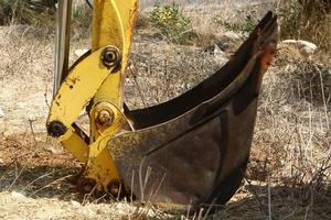 nahariya israel 4 de marzo de 2020. una gran excavadora está trabajando en un sitio de construcción. foto